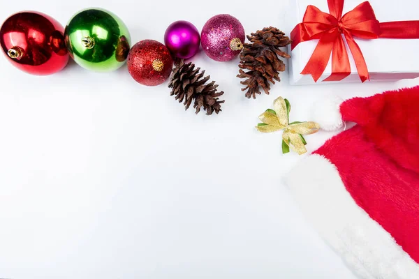白い背景にクリスマスの装飾が施されたサンタクロースの帽子とギフトボックス クリスマスの装飾 — ストック写真