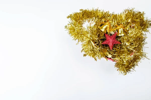 Beyaz Arka Planda Noel Süsleri Olan Bir Kova Noel Süslemesi — Stok fotoğraf