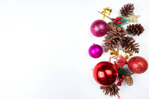 Dennenappels Sterren Met Kerstklokken Kerstballen Met Lege Ruimtes Een Witte — Stockfoto
