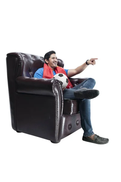 Asijské Muž Šátkem Míč Sedí Gauči Izolované Přes Bílé Pozadí — Stock fotografie