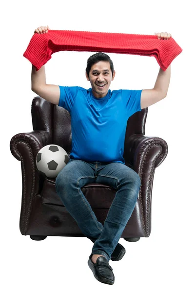 Asiático Homem Com Bola Segurando Cachecol Sentado Sofá Com Uma — Fotografia de Stock