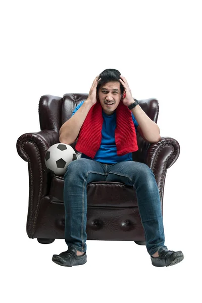 Asiatisk Mand Med Tørklæde Bolden Sidder Sofaen Med Skuffet Udtryk - Stock-foto