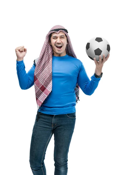 Ασιάτης Keffiyeh Στέκεται Ενώ Κρατώντας Την Μπάλα Μια Ευτυχισμένη Έκφραση — Φωτογραφία Αρχείου