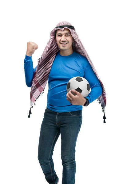 Azji Człowiek Keffiyeh Stojąc Trzymając Piłkę Podekscytowany Wyraz Izolowany Białym — Zdjęcie stockowe
