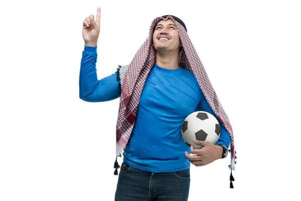 Ásia Homem Com Keffiyeh Enquanto Segurando Bola Com Feliz Expressão — Fotografia de Stock