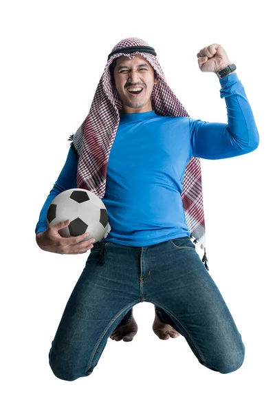 Homem Asiático Com Keffiyeh Segurando Bola Enquanto Celebra Vitória Com — Fotografia de Stock
