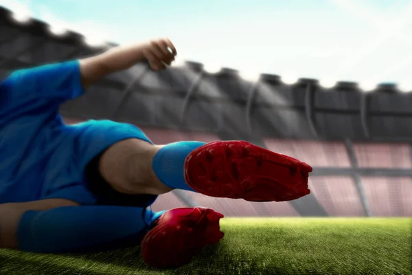 Jogador Futebol Homem Uma Camisa Azul Com Enfrentar Bola Campo — Fotografia de Stock