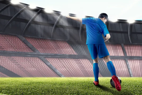 Πίσω Όψη Ενός Ποδοσφαιριστή Μια Μπλε Φανέλα Που Κλωτσάει Την — Φωτογραφία Αρχείου