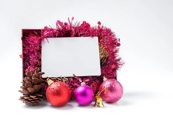 Öppnar Presentförpackning Med Julprydnad Och Tomt Papper Vit Bakgrund Juldekoration — Stockfoto
