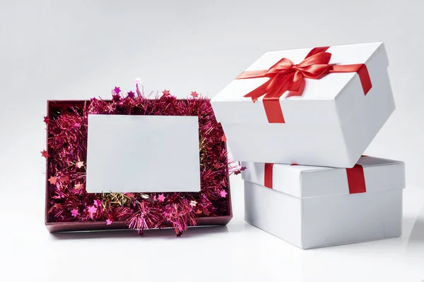 Opening Geschenkdoos Met Kerstversiering Leeg Papier Witte Achtergrond Kerstversiering Leeg — Stockfoto