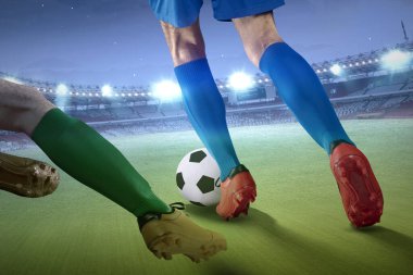 Futbol sahasında görev yapan mavi formalı bir futbolcunun arka görüntüsü