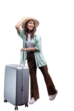 Beyaz arka planda tek başına duran şapkalı ve bavullu Asyalı kadın.