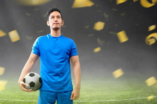 Jogador Futebol Asiático Homem Uma Camisa Azul Está Segurando Bola — Fotografia de Stock