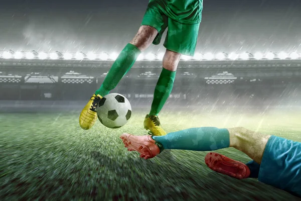 サッカー場で活躍する緑のジャージのサッカー選手 — ストック写真