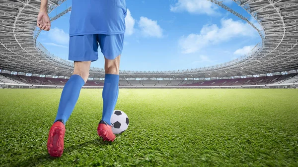 Πίσω Όψη Ενός Ποδοσφαιριστή Μια Μπλε Φανέλα Ντρίμπλαρε Την Μπάλα — Φωτογραφία Αρχείου