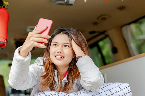 Mujer Asiática Usando Teléfono Móvil Dentro Caravana Disfrutando Actividad Del —  Fotos de Stock