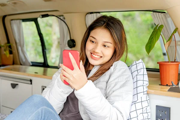 Asiatisk Kvinna Som Använder Mobiltelefon Inne Husbilen Njuter Lägeraktivitet Naturen — Stockfoto
