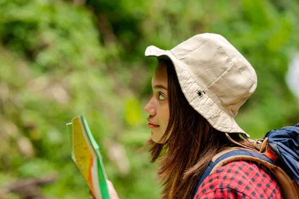 Şapkalı Sırt Çantalı Asyalı Kadın Ormanda Harita Tutuyor — Stok fotoğraf