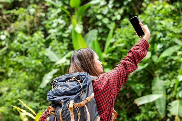 Азиатка Рюкзаком Ищет Лесу Свой Мобильный Телефон — стоковое фото