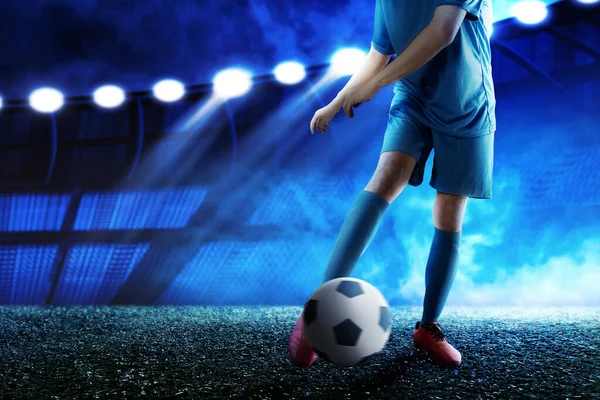Piłkarz Niebieskiej Koszulce Kopie Piłkę Boisku — Zdjęcie stockowe