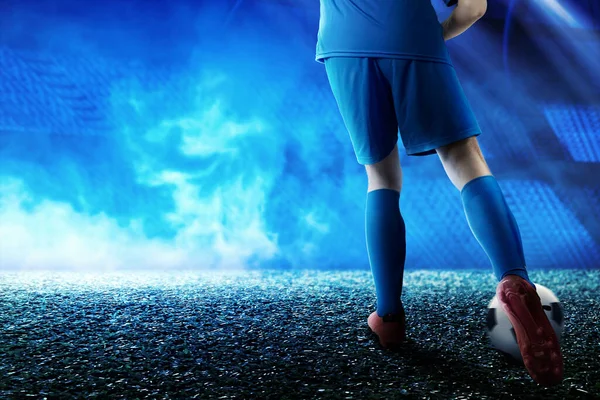 Mavi Formalı Bir Futbolcunun Futbol Sahasında Topa Vuruşunun Arka Görüntüsü — Stok fotoğraf
