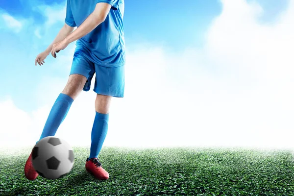 Jogador Futebol Homem Uma Camisa Azul Chutando Bola Campo Futebol — Fotografia de Stock