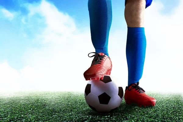 Giocatore Calcio Uomo Una Maglia Blu Piedi Con Palla Sul — Foto Stock