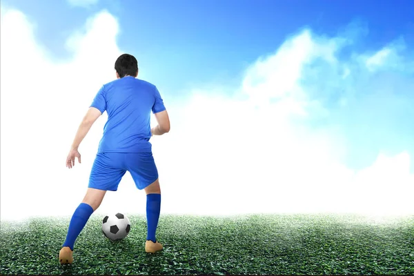 Вид Сзади Азиатского Футболиста Синей Майке Пускающего Мяч Футбольному Полю — стоковое фото