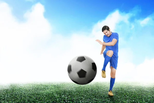 Азиатский Футболист Синей Майке Пинает Мяч Футбольном Поле — стоковое фото