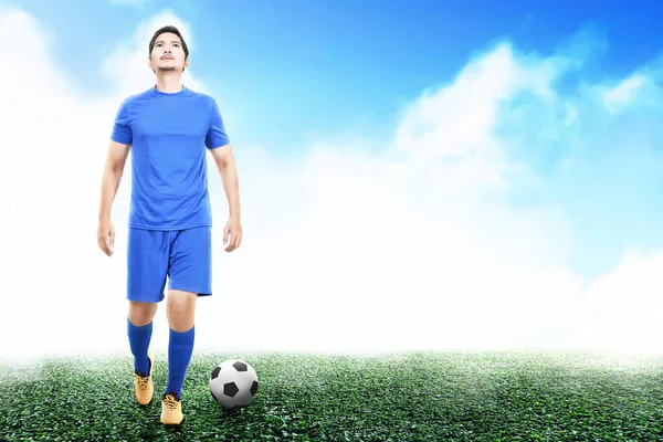 Asiatisk Fotbollsspelare Man Blå Jersey Står Med Bollen Fotbollsplanen — Stockfoto