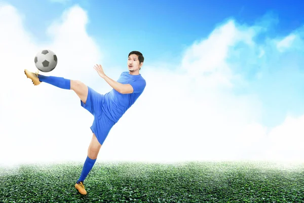 Joueur Football Asiatique Homme Dans Maillot Bleu Coups Pied Ballon — Photo