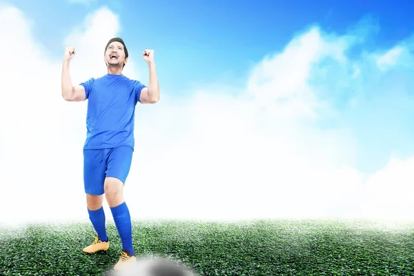 Азіатський Футболіст Синьому Футболці Святкує Перемогу Футбольному Полі — стокове фото