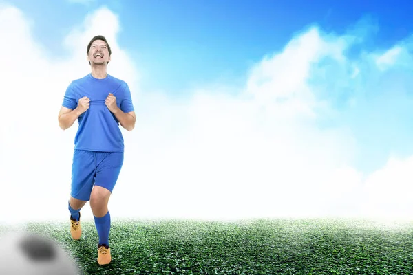 Asiatischer Fußballspieler Blauen Trikot Feiert Den Sieg Auf Dem Fußballplatz — Stockfoto