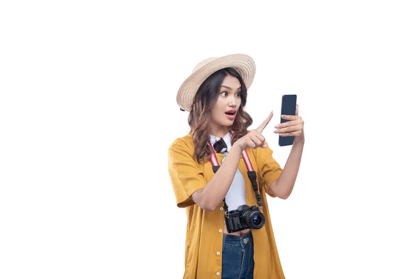 모자와 카메라를 사용하여 핸드폰을 사용하는 아시아 배경에서 — 스톡 사진