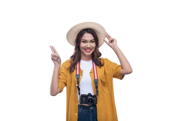 Şapkalı Kameralı Asyalı Kadın Beyaz Arka Planda Izole Edilmiş Bir — Stok fotoğraf