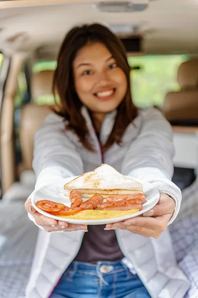 Mujer Asiática Mostrando Desayuno Dentro Autocaravana Disfrutando Actividad Del Campamento —  Fotos de Stock