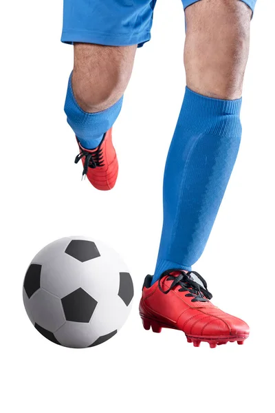 身穿蓝色球衣的足球运动员在白色背景下显得孤立无援地踢着球 — 图库照片