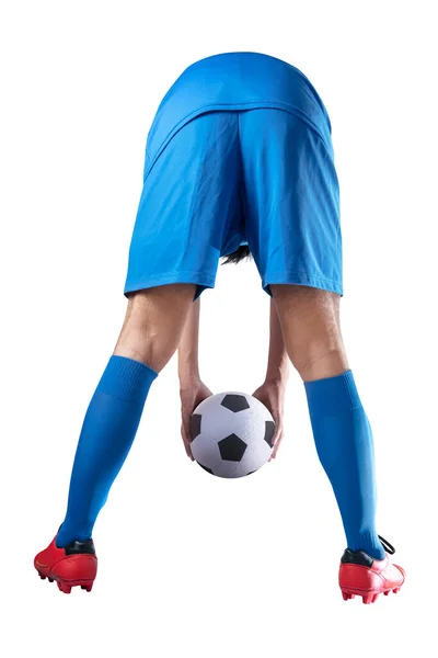 白い背景の上に孤立した地面にボールを置く青いジャージのサッカー選手の男のリアビュー — ストック写真