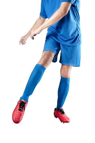 身穿蓝色球衣的足球运动员 其姿势是在白色背景下把球踢开 — 图库照片