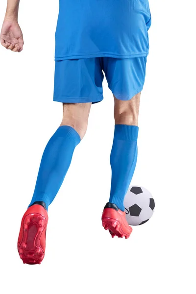白い背景の上に隔離されたポーズボールを蹴って青いジャージのサッカー選手の男の後部ビュー — ストック写真