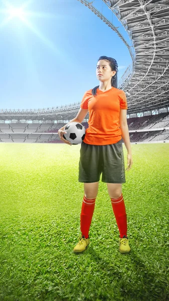 Asiático Jogador Futebol Mulher Uma Camisa Laranja Com Bola Campo — Fotografia de Stock