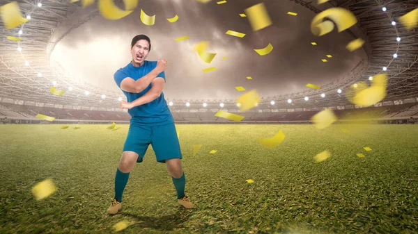 Ασιάτης Ποδοσφαιριστής Μπλε Φανέλα Γιορτάζει Νίκη Στο Γήπεδο Ποδοσφαίρου — Φωτογραφία Αρχείου