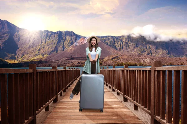 Asian Woman Hat Suitcase Standing Wooden Pier Mountain View Background — Stock Photo, Image
