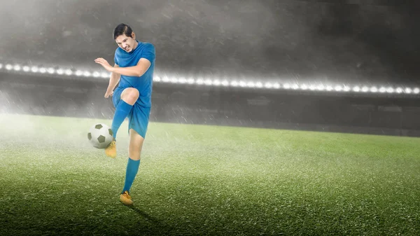 Aziatisch Voetballer Man Een Blauwe Trui Schoppen Bal Het Voetbalveld — Stockfoto