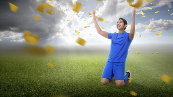 青いジャージーのアジアのサッカー選手の男はサッカー場での勝利を祝う — ストック写真