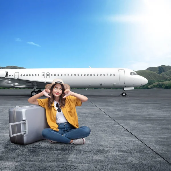 Ázsiai Egy Kalap Bőrönd Egy Boldogtalan Kifejezés Kifutópályán Egy Repülőgép — Stock Fotó