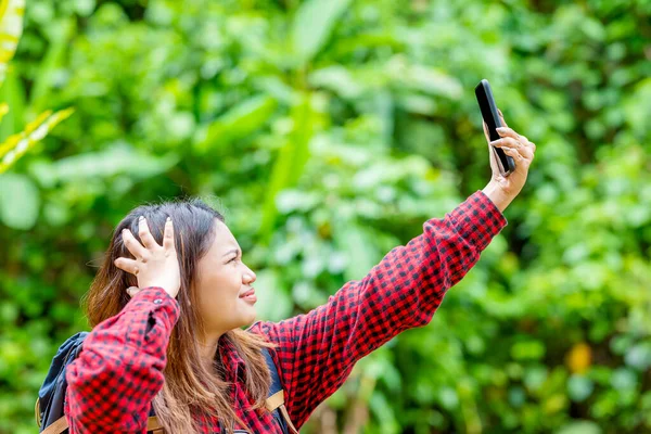 Азиатка Рюкзаком Ищет Лесу Свой Мобильный Телефон — стоковое фото