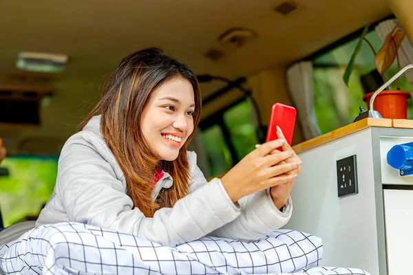 Asiatisk Kvinna Som Använder Mobiltelefon Inne Husbilen Njuter Lägeraktivitet Naturen — Stockfoto