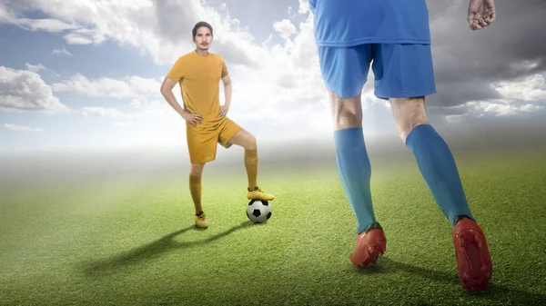 アジアのサッカー選手の男で黄色のジャージーアクションでサッカー場 — ストック写真
