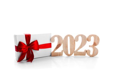 2023, beyaz arka planı olan bir hediye kutusu. Mutlu yıllar 2023